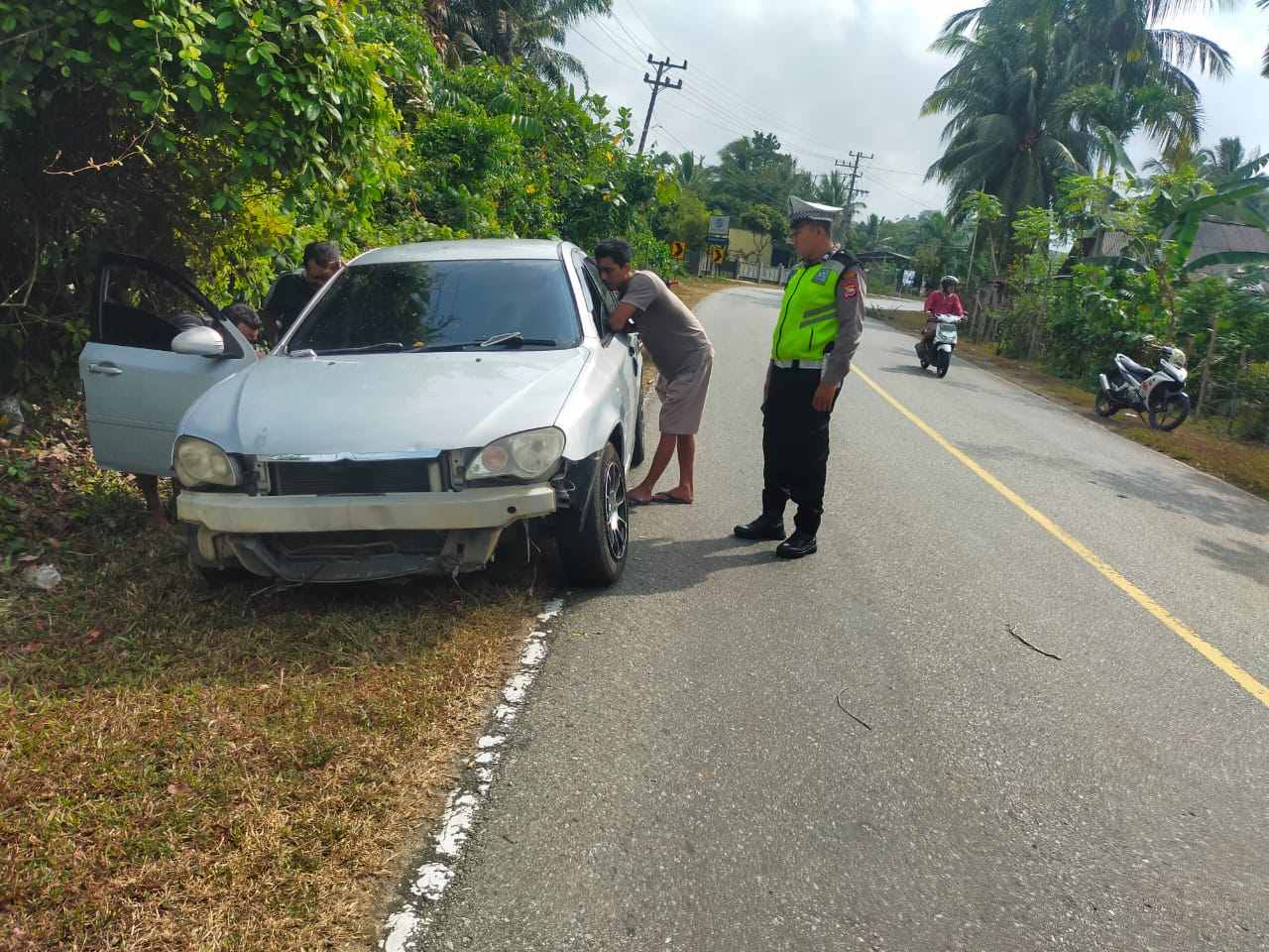 Mobil Sedan Out Control Terjun ke Jurang Sedalam 3 Meter di Kaur