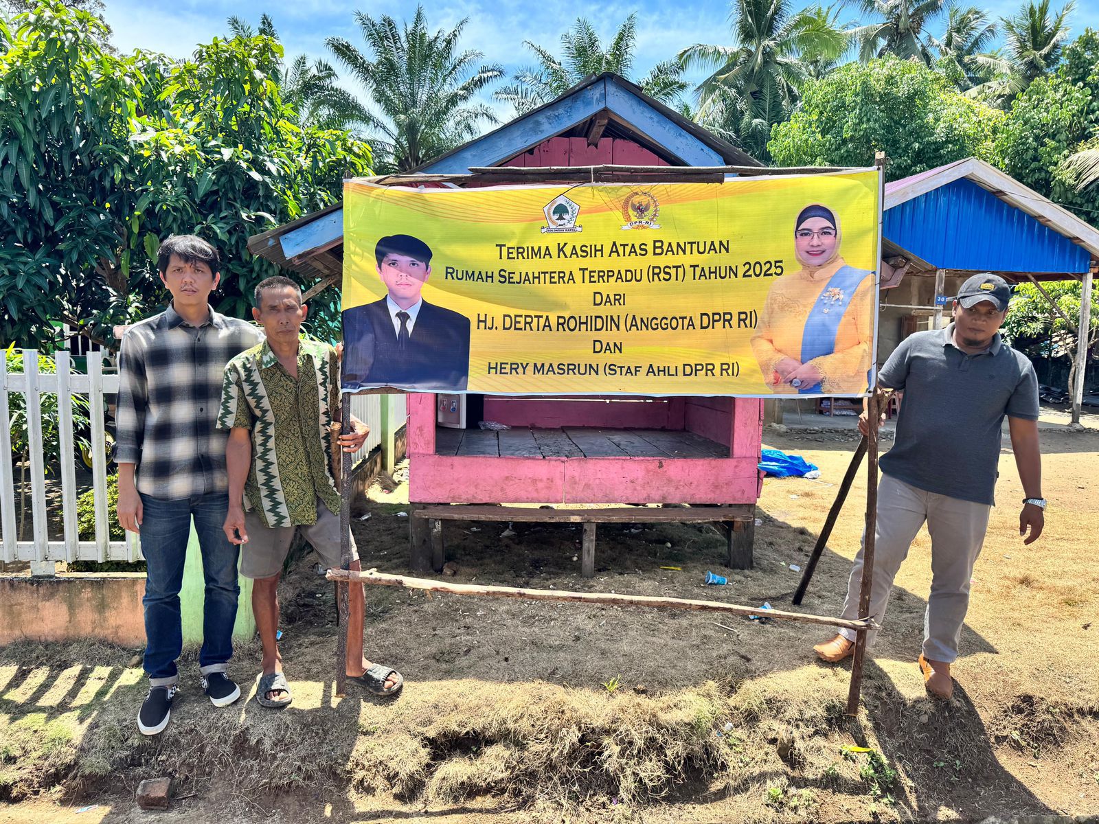 Anggota DPR RI Derta Rohidin Salurkan Bantuan Rumah Layak Huni untuk Warga Kedurang