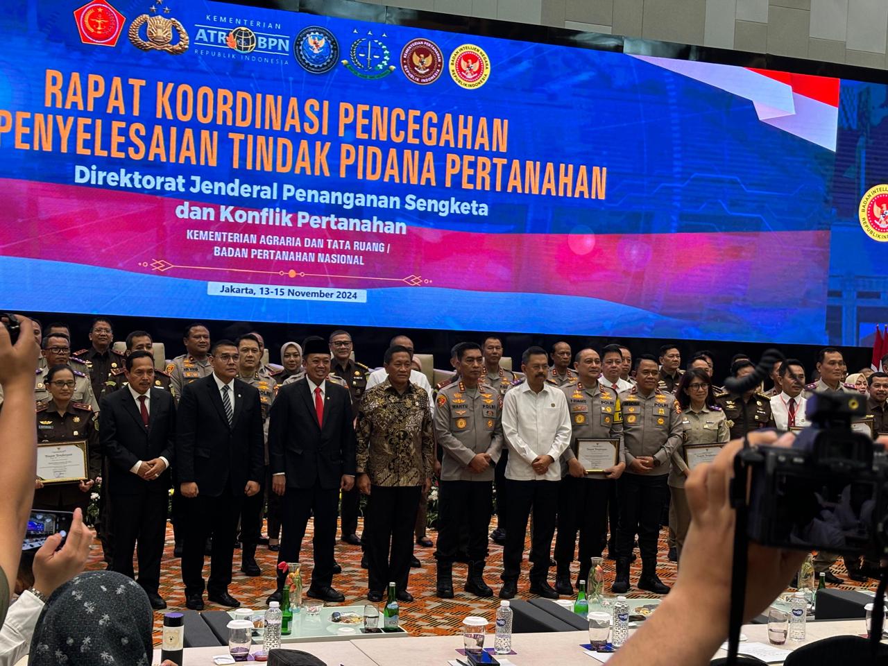 Kajati Bengkulu Terima Piagam Penghargaan dan Pin Emas dari Menteri ATR/BPN