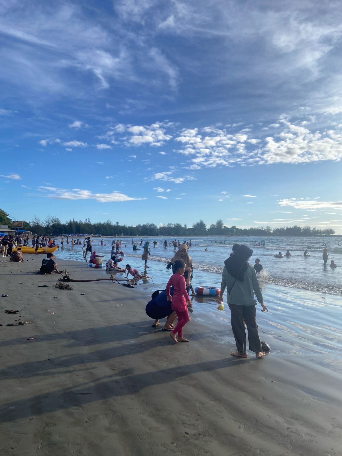 Liburan Seru di Pantai Zakat, Wisatawan Bebas Berenang