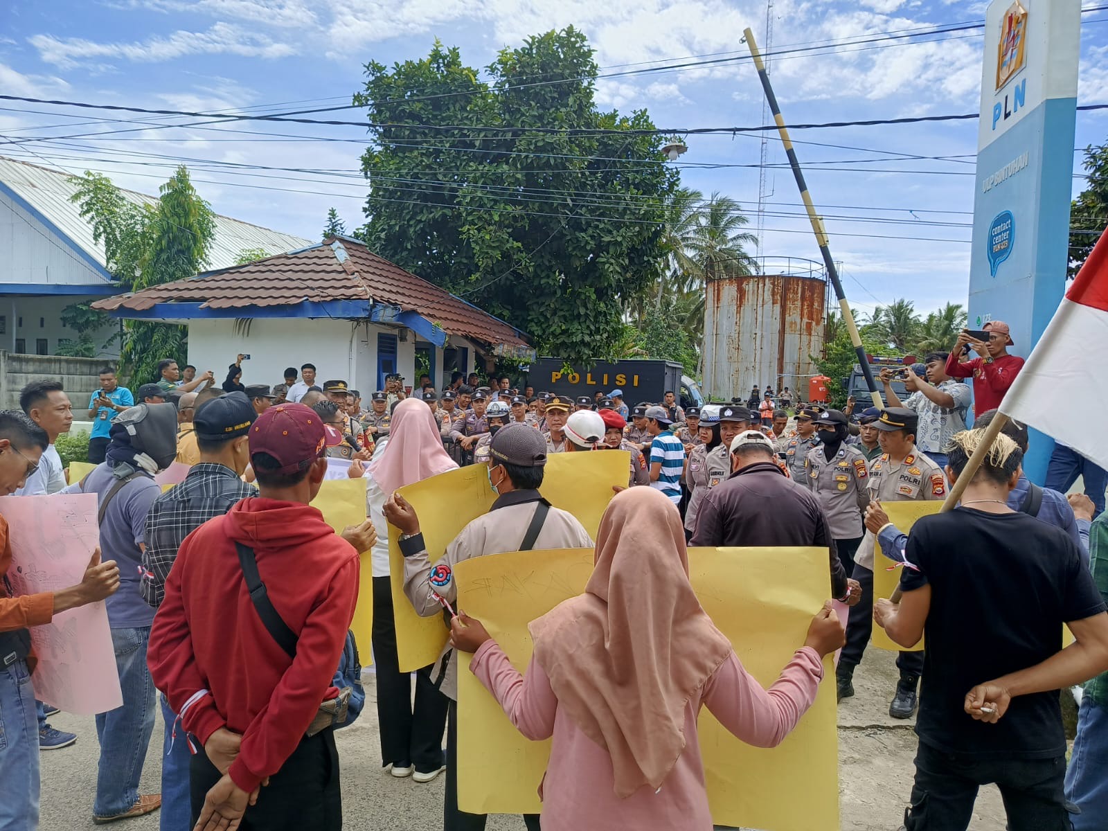 Kantor PLN Bintuhan Kaur Digeruduk Massa, Warga: Listrik Padam Terus!