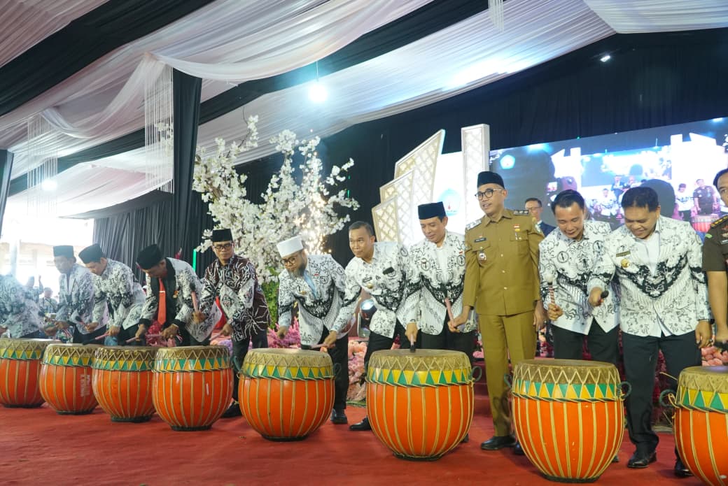 Puncak HGN dan HUT PGRI 2025, Gubernur Helmi Hasan Serahkan Bantuan Rp1,1 Miliar