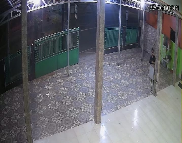 Aksi Maling Kotak Amal Masjid Al-Aziz di Padang Serai Terekam CCTV