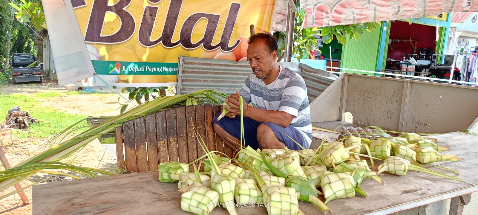 Cuan! Penjual Kulit Ketupat Dadakan Bermunculan Jelang Lebaran