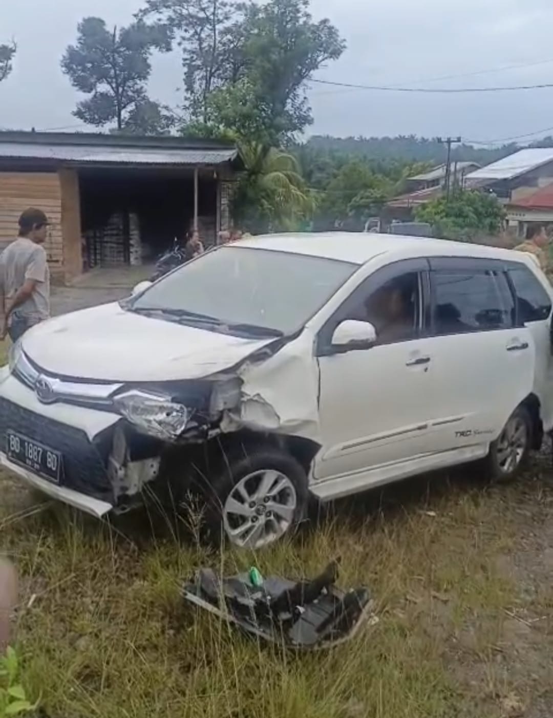 Jalinbar Seluma Membara: Sepekan 5 Kecelakaan, Terbaru Brio dan Avanza Adu Kambing di Tumbuan
