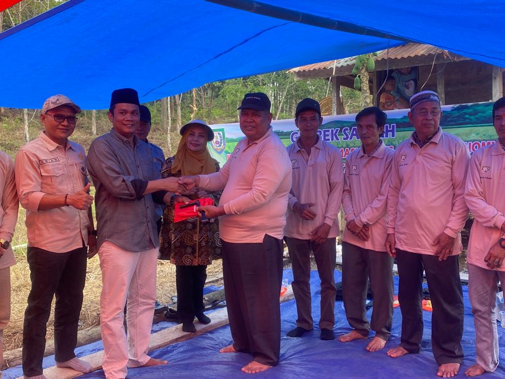 Dinas TPHP Provinsi Bengkulu Serahkan Bantuan Alsintan dan Perlengkapan Pertanian di Lubuk Sandi Seluma