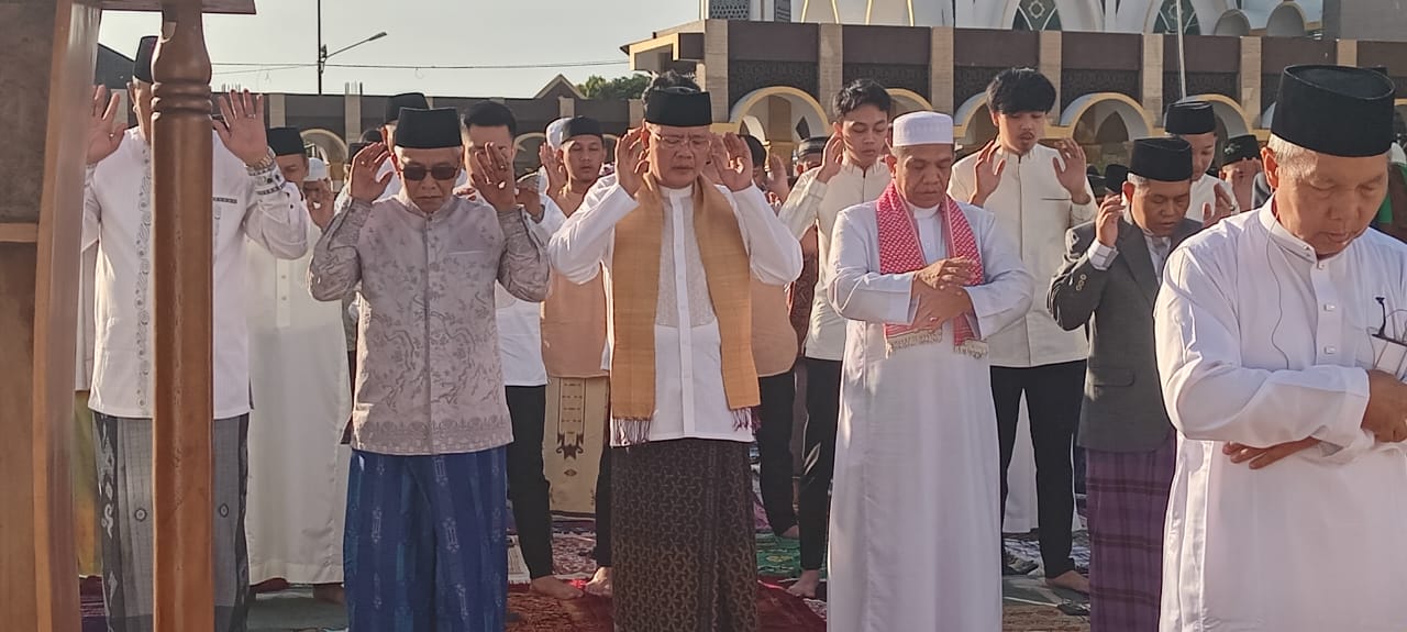 Gubernur Rohidin Mersyah Shalat Idul Fitri di Masjid Baitul Izzah, Ucapkan Selamat Datang kepada Pemudik
