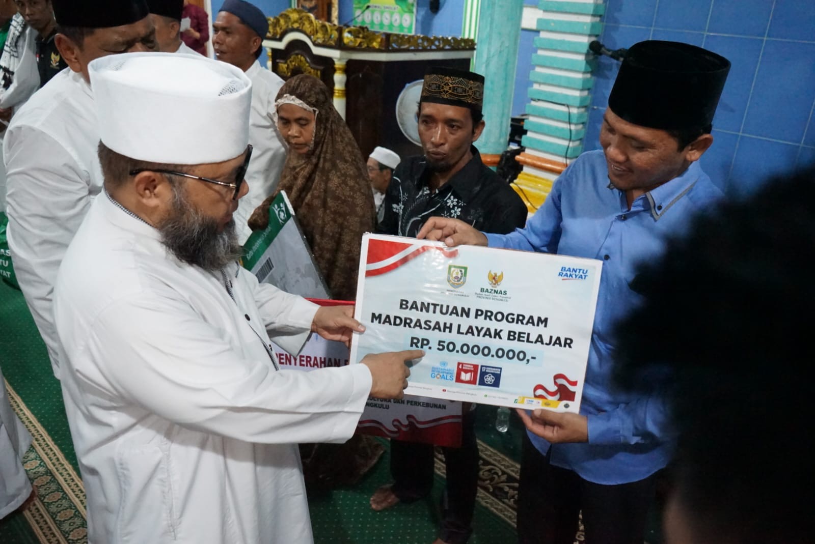 Safari Ramadan di Mukomuko, Gubernur Helmi Hasan Salurkan Bantuan Masjid & Alsintan