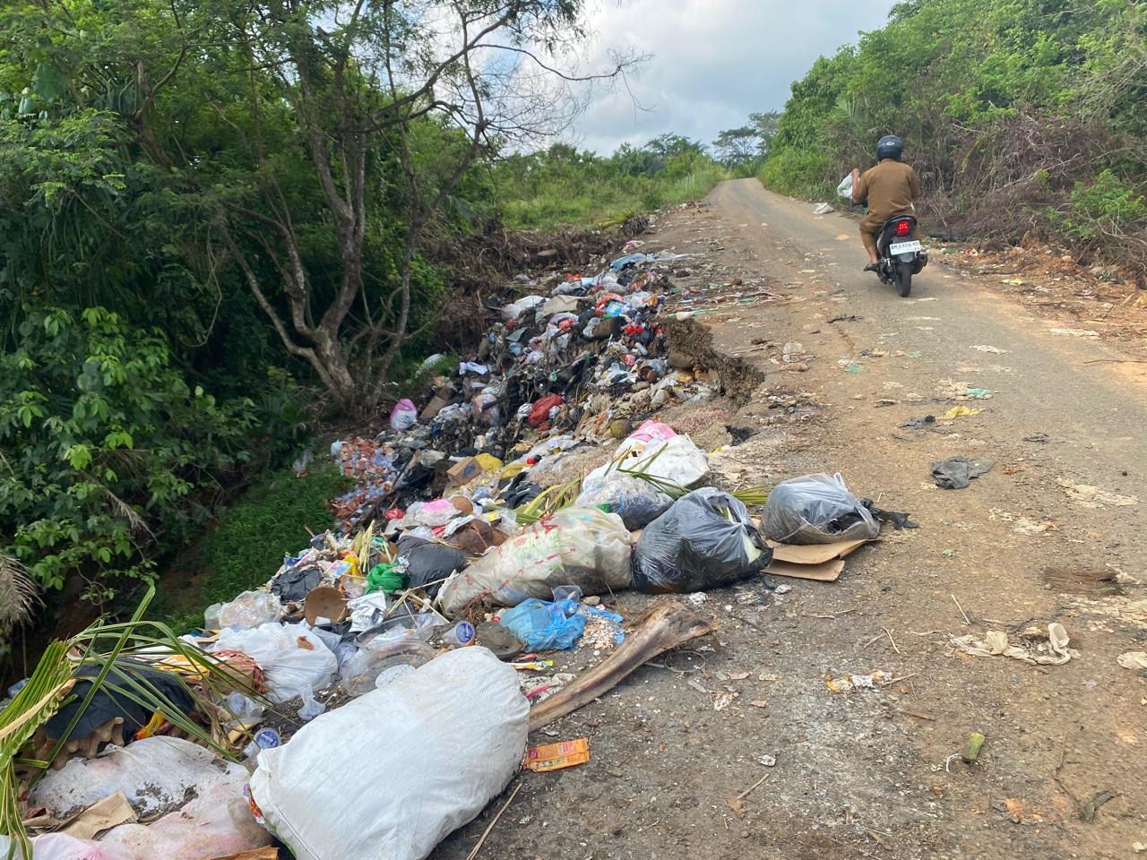 Masih Berseragam Dinas, Oknum ASN Seluma Terekam Kamera Buang Sampah ke Semak