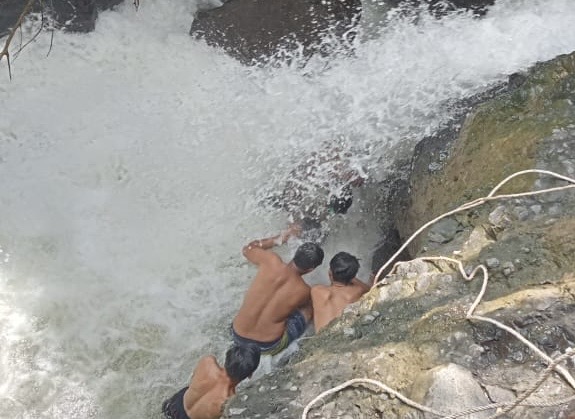 Wisata ke Air Terjun Desa Gajah Makmur, Remaja 18 Tahun Meninggal Tersangkut di Bebatuan