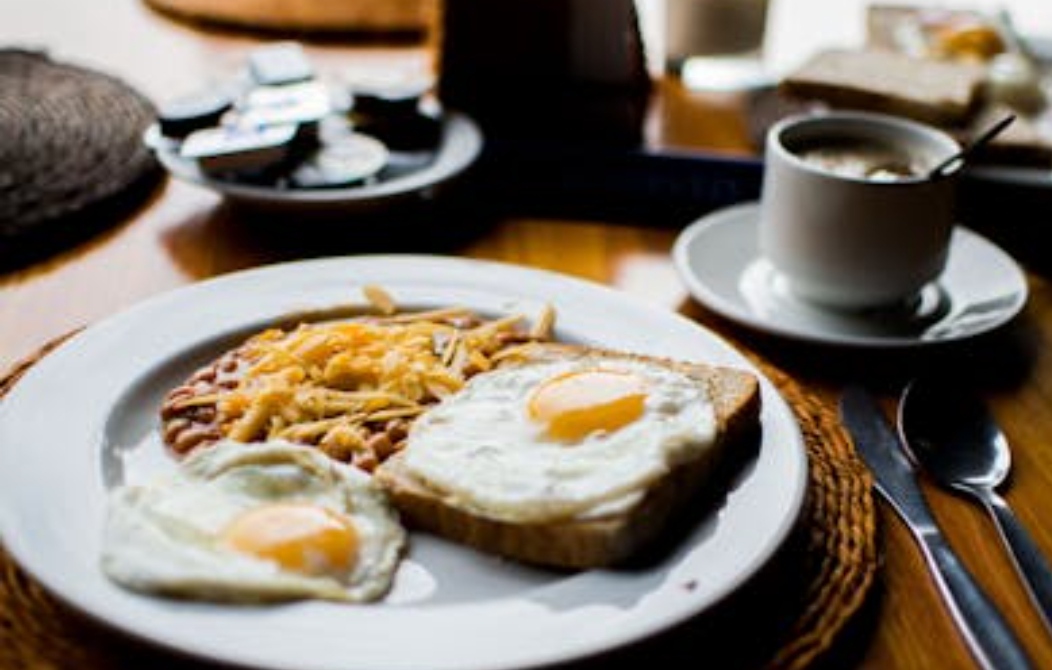 Terapkan 5 Kebiasaan Makan Ini di Pagi Hari, Ampuh Turunkan Tekanan Darah Tinggi