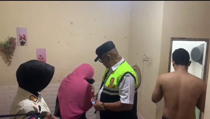 Gerebek Kosan di Gading Cempaka, Satpol PP Amankan Pasangan MiChat dan Temukan Kontrasepsi Bekas