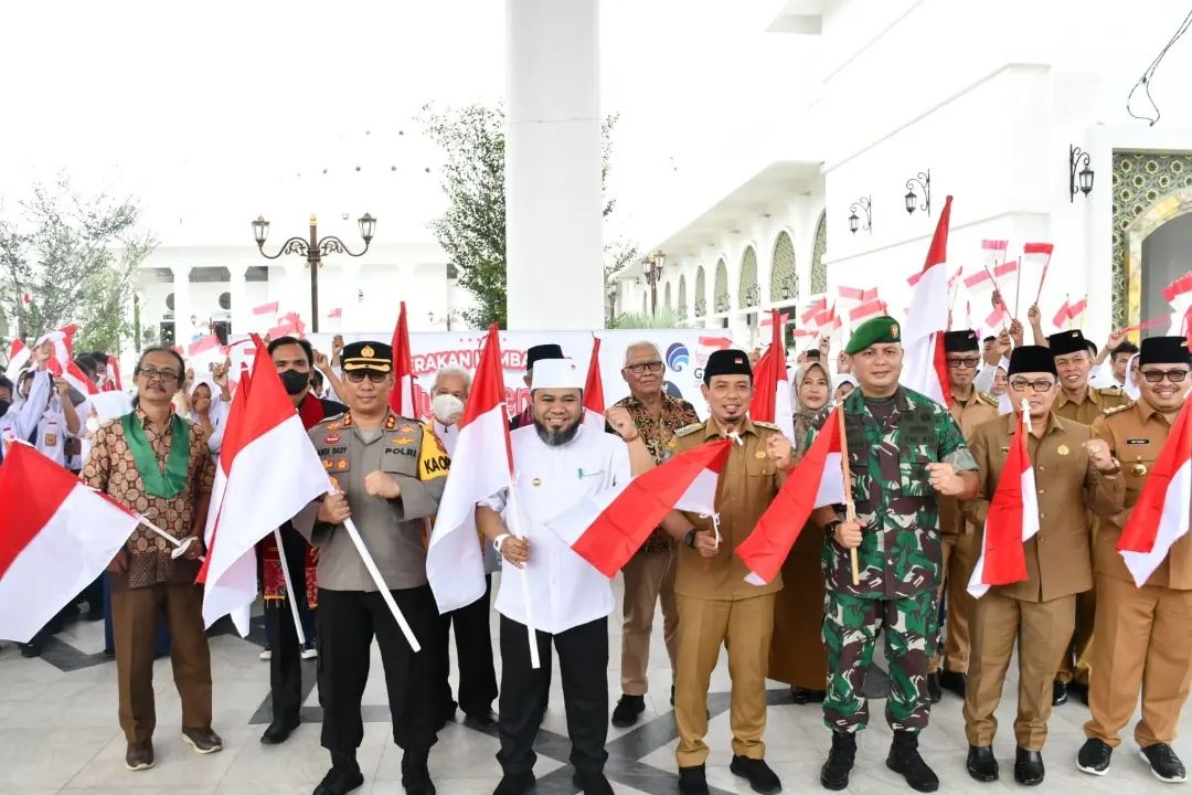Pemkot Bengkulu Berbagi Bendera Merah Putih