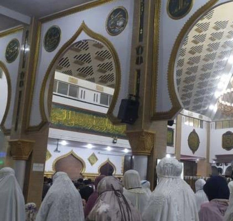 Gubernur Salat Tarawih Malam Pertama di Masjid Raya Baitul Izzah