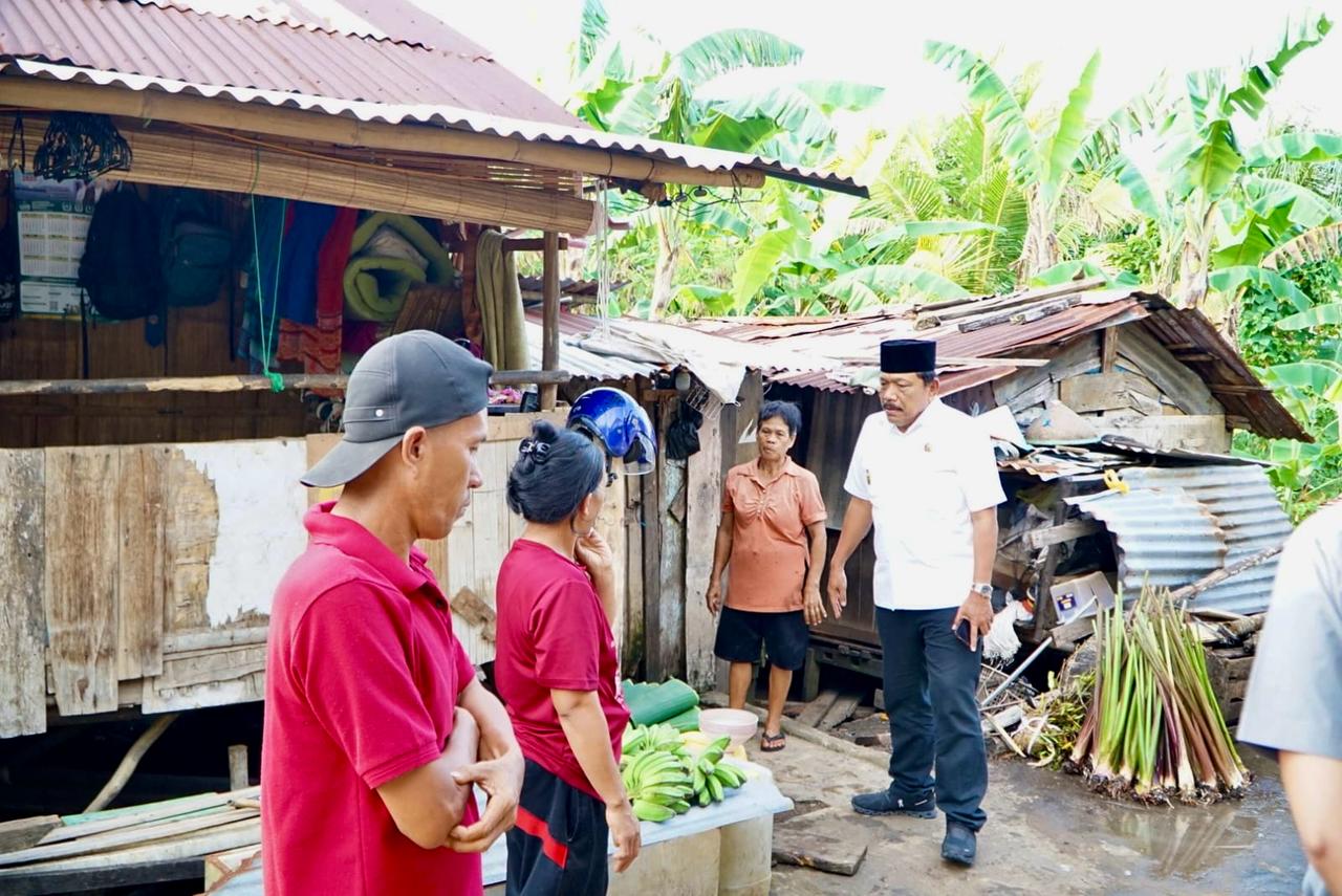 Wagub Bengkulu Serahkan Bantuan dan Tinjau Rumah Warga Kurang Mampu
