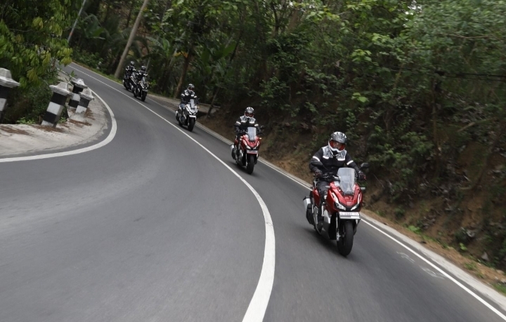 Begini Cara Naik Motor Matik di Tanjakan & Turunan 