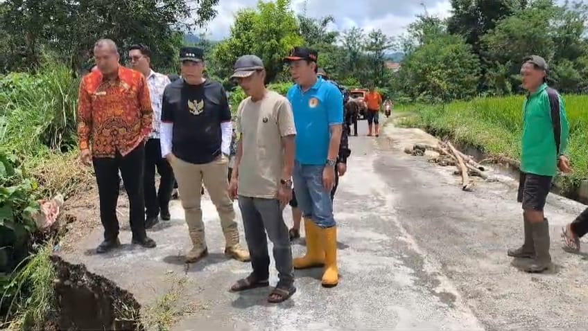 Bupati Kepahiang Tinjau 23 Titik Bencana Longsor dan Banjir
