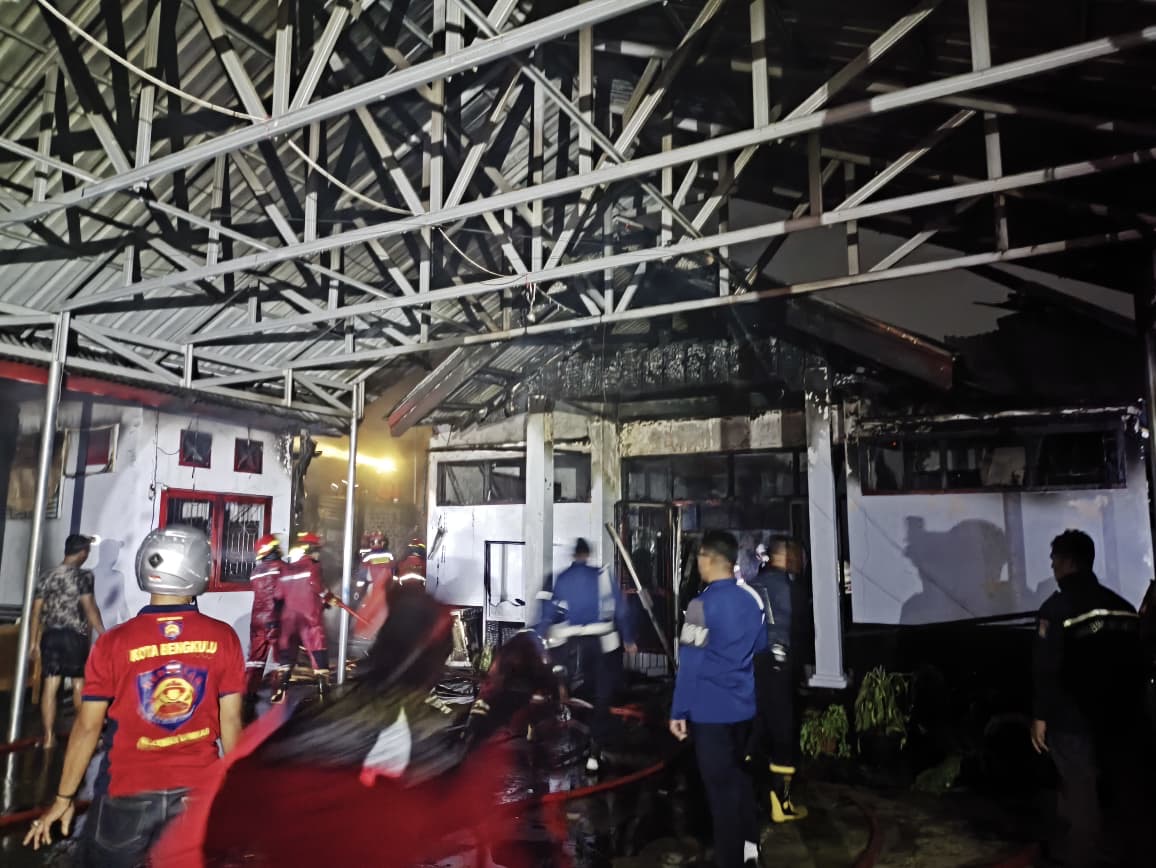 Kantor Lurah Sumur Meleleh Hangus Terbakar, Tidak Ada Korban Jiwa