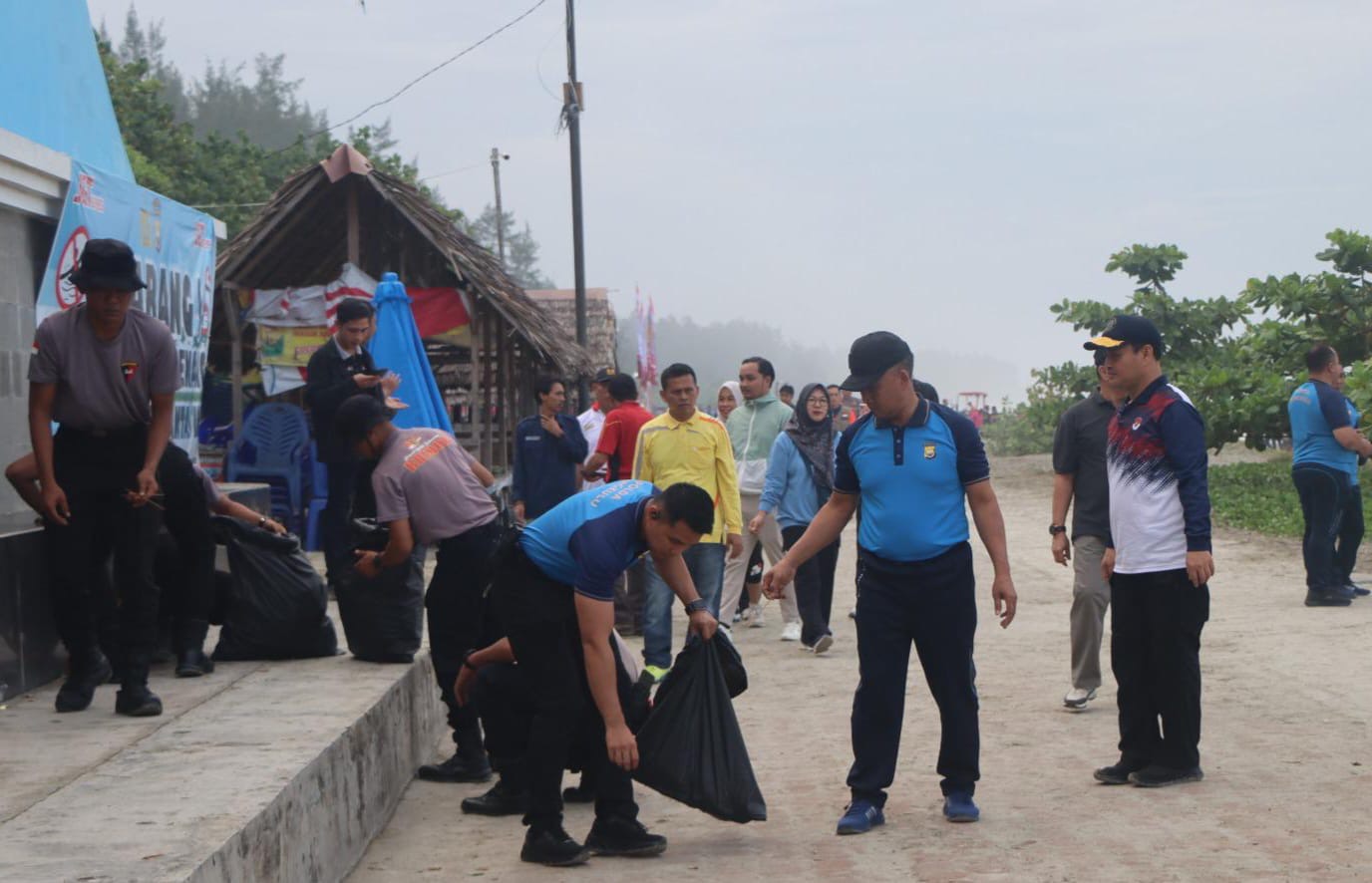 HUT Bhayangkara ke-79, Polda Bengkulu Bersinergi Bersihkan Pantai Panjang