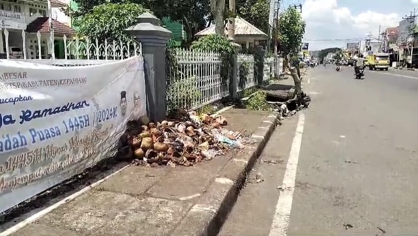 Masyarakat Keluhkan Tumpukan Sampah Pedagang Takjil di Depan Kantor MPP dan Puskesmas Pasar Kepahiang 
