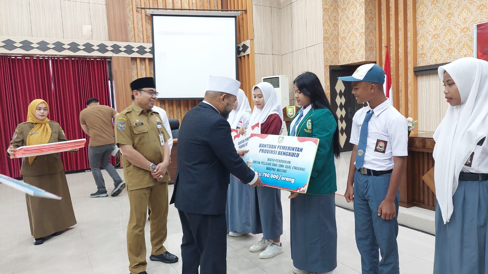 Gubernur Helmi Hasan Serahkan Bantuan Pendidikan Rp118 Juta ke Mahasiswa Asal Enggano 