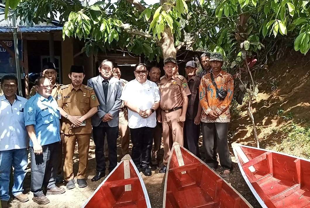 Bantu Nelayan, Pemkot Bengkulu Serahkan 17 Unit Perahu Sampan