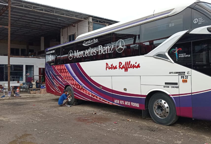 H-1 Lebaran, Ratusan Pemudik Terus Berdatangan ke Bengkulu Menggunakan Bus