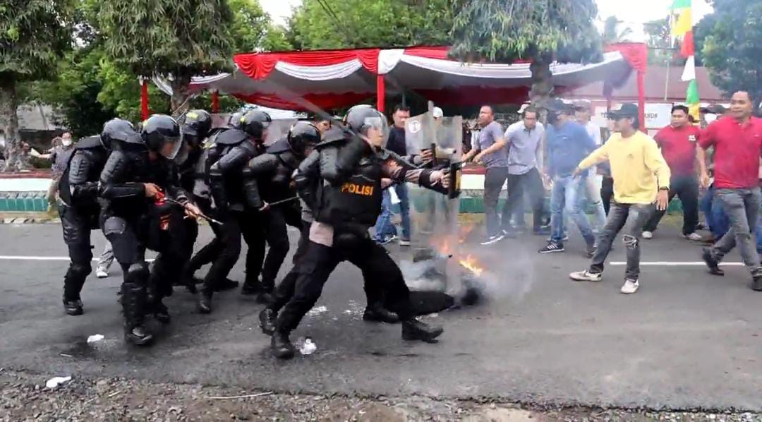 Ricuh dan Bakar Fasilitas Umum, Demonstran Bengkulu Utara Dipukul Mundur Aparat