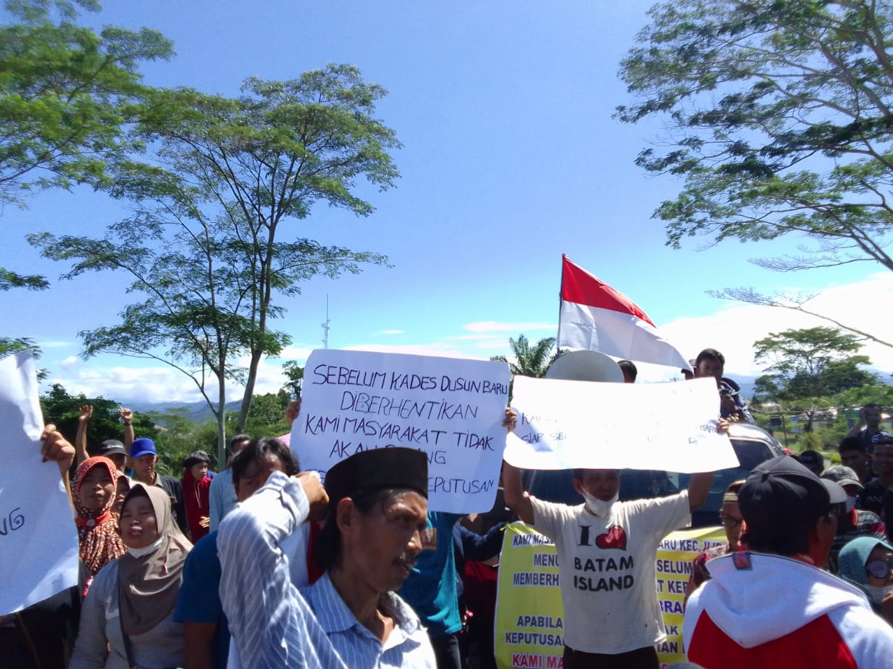 Tuntut Pemberhentian Kades Dusun Baru, Ratusan Warga Demo di Depan Kantor Bupati