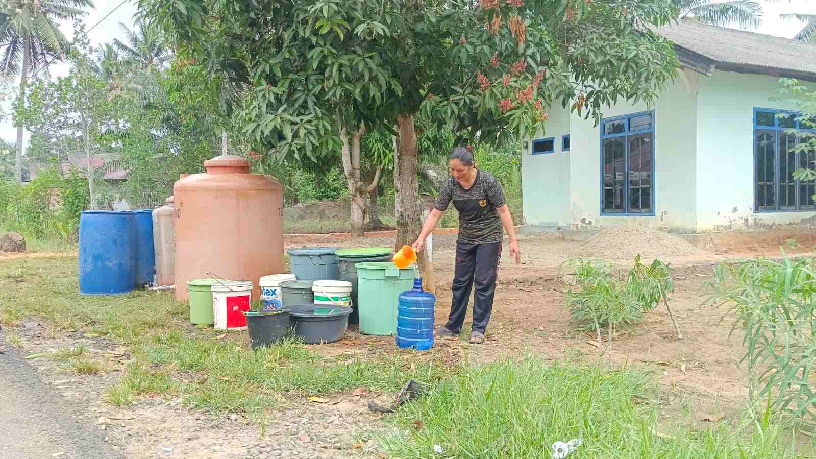 HUT Humas Polri ke 72, Humas Polda Bengkulu Bagikan Air Bersih ke Masyarakat