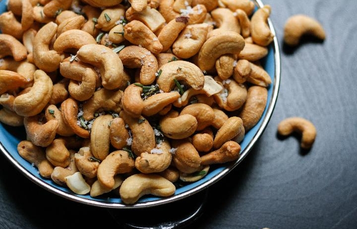 Enak Tapi Bikin Heartburn, Ini Efek Samping Konsumsi Kacang Mete Berlebihan 