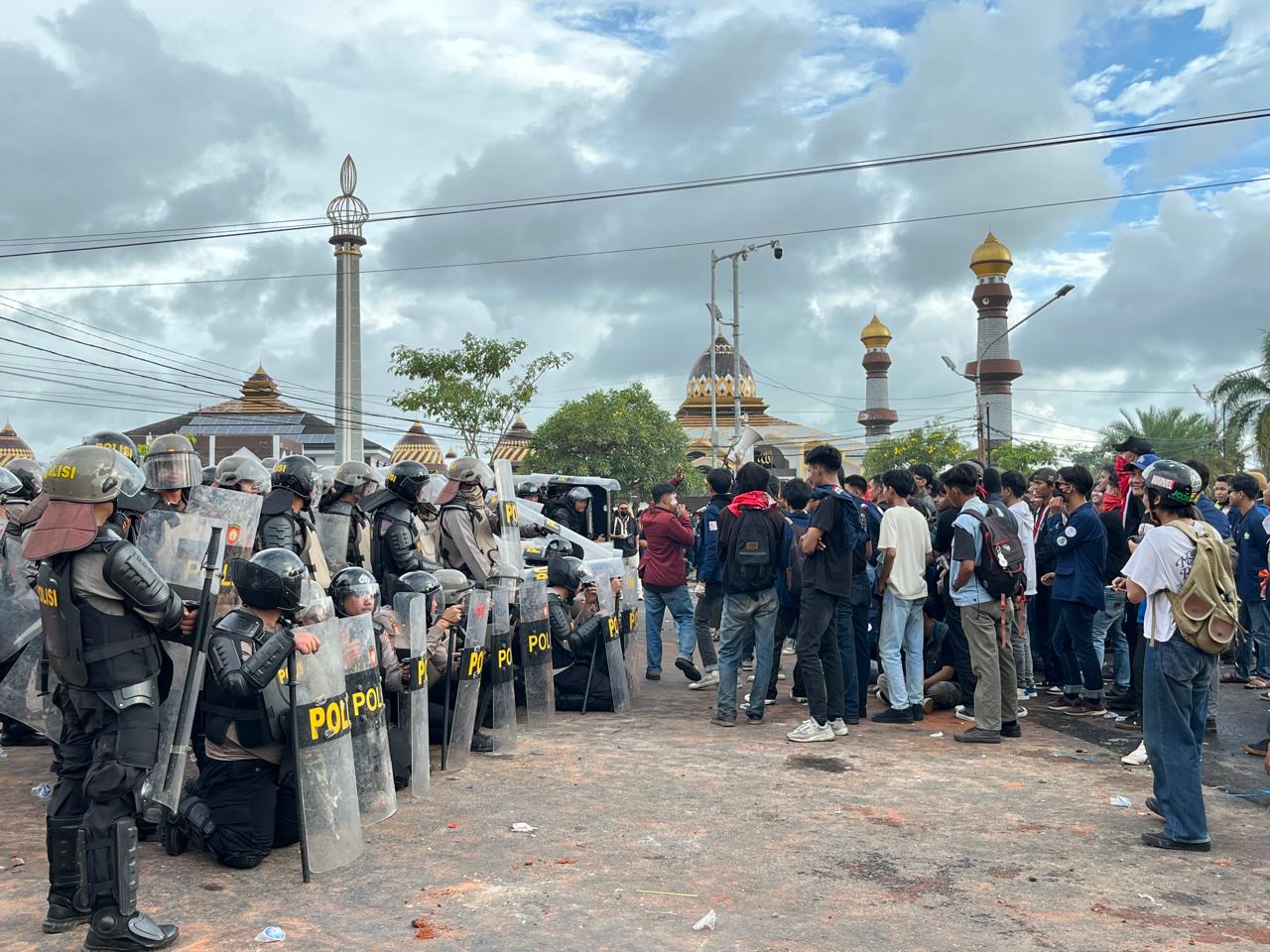 7 Mahasiswa Diamankan, 10 Anggota Polisi Dilarikan ke Rumah Sakit