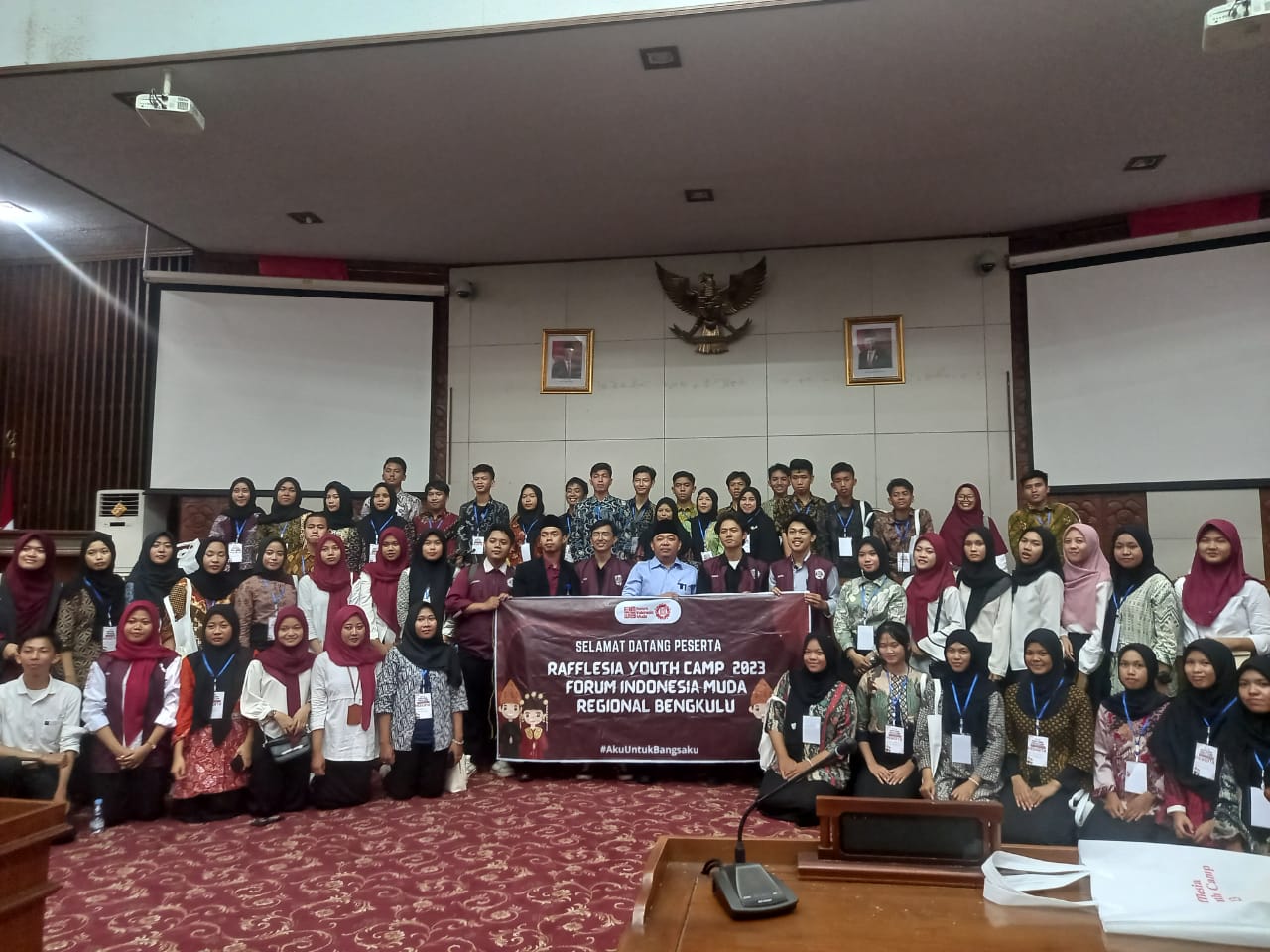 Dempo Xler Pandu Peserta Rafflesia Youth Camp Melihat Ruangan Paripurna DPRD Provinsi Bengkulu