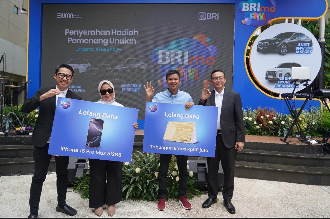 Apresiasi Nasabah Loyal, BRI Serahkan Hadiah BRImo FSTVL 2024 kepada Para Pemenang