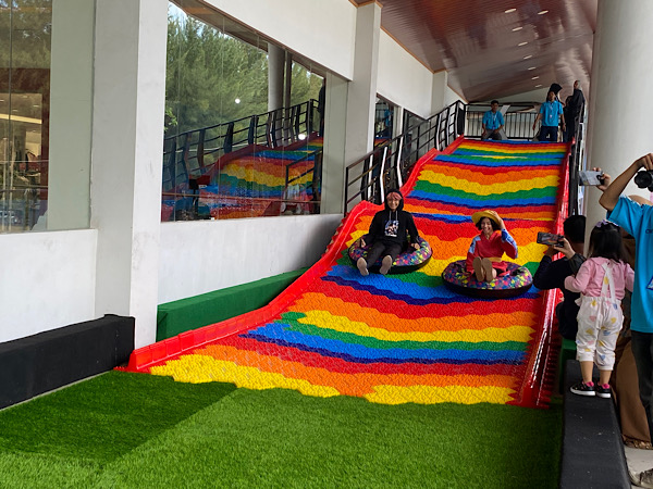 Jajal Keseruan Rainbow Slide di Bencoolen Mall, Buka Mulai Hari Ini, Segini Harga Tiketnya