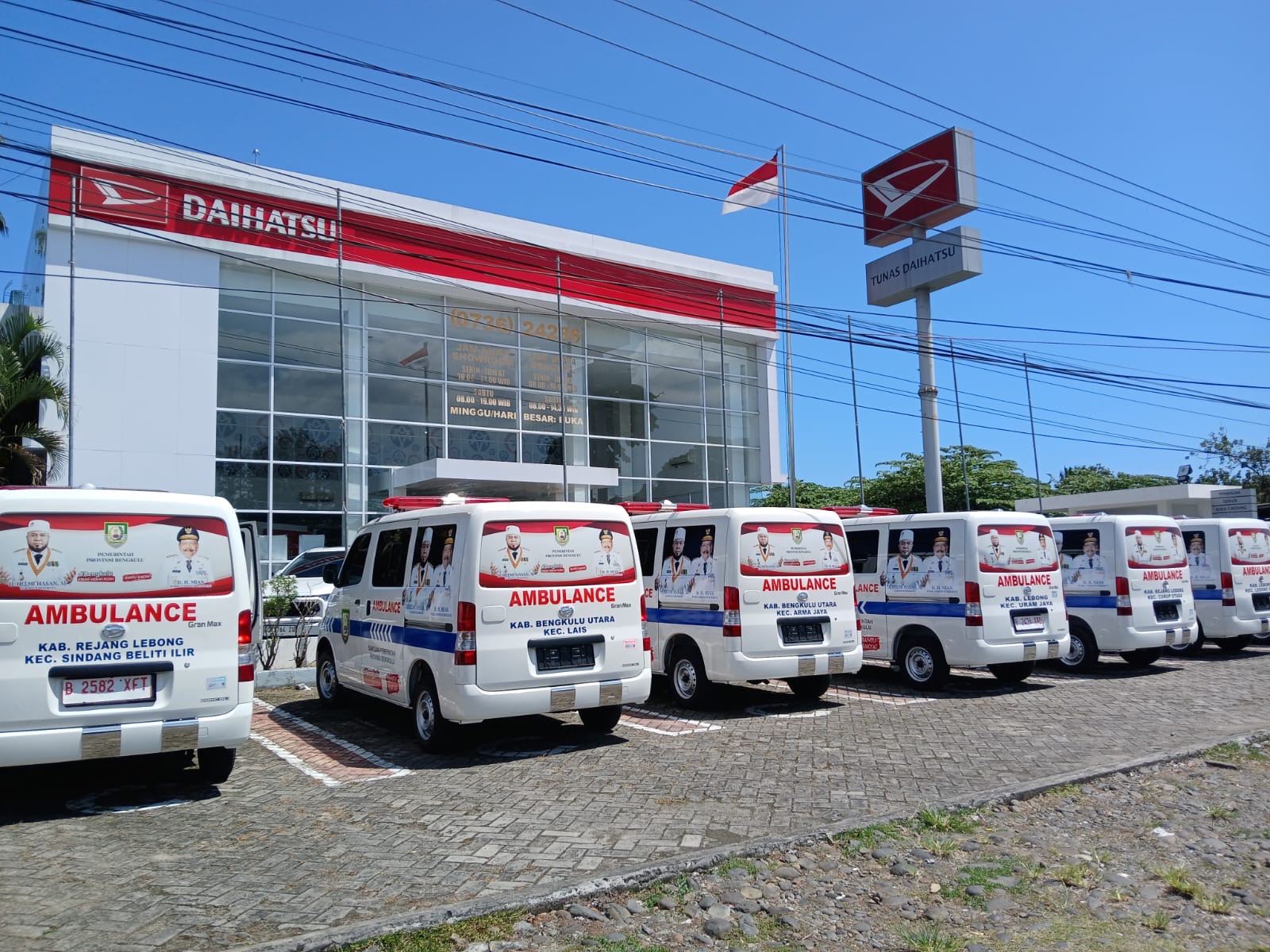 HUT RI ke-80, Gubernur Helmi Hasan Serahkan 130 Unit Ambulans Gratis ke Desa 