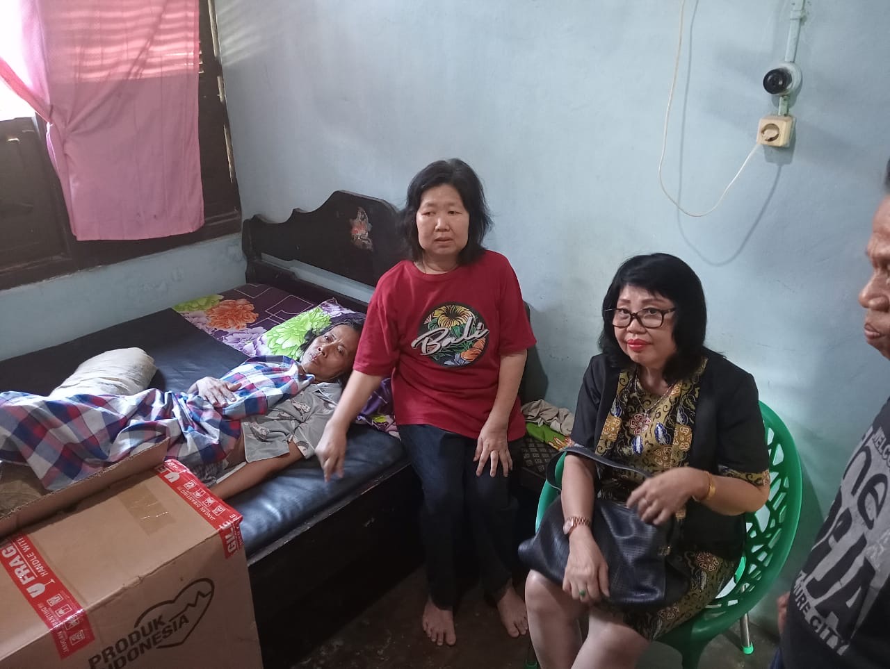 Bantuan Kecil Berdampak Besar, Lina Tandri Donasi Kursi Roda untuk Warga Sakit di Kebun Beler