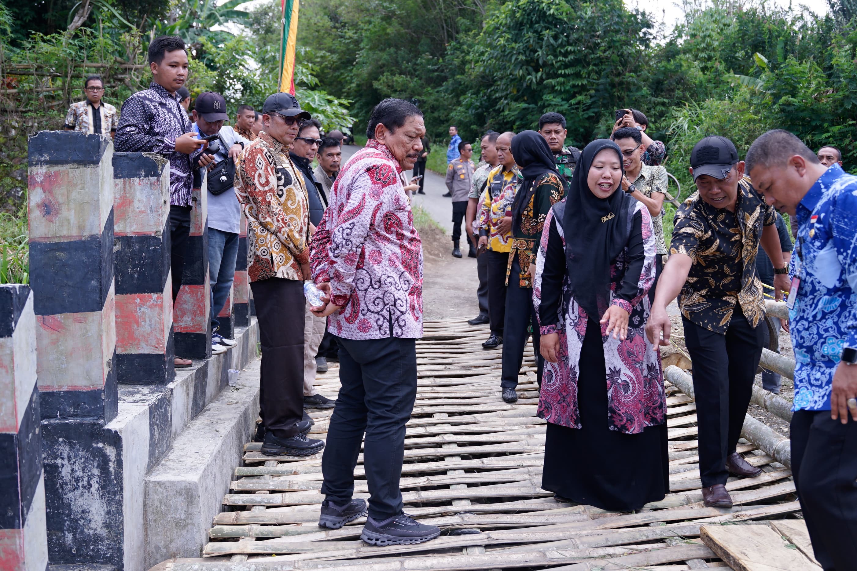 Wagub Tinjau Jembatan Amblas di Air Merah, Gubernur Helmi Hasan Instruksikan PUPR Gerak Cepat