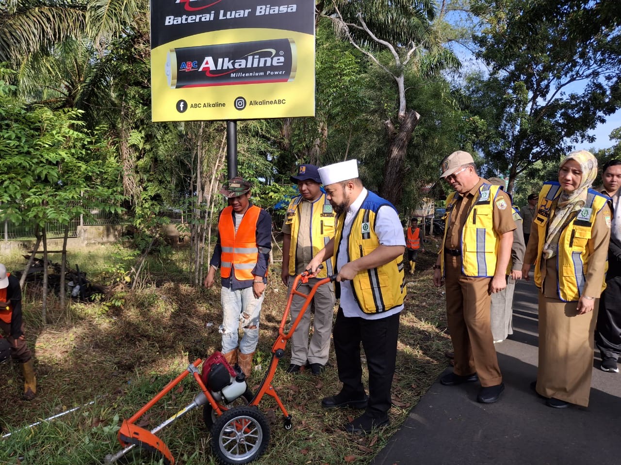 Gubernur Bengkulu Bersih-bersih, Pangkas Rumput Liar yang Mengganggu Pengendara