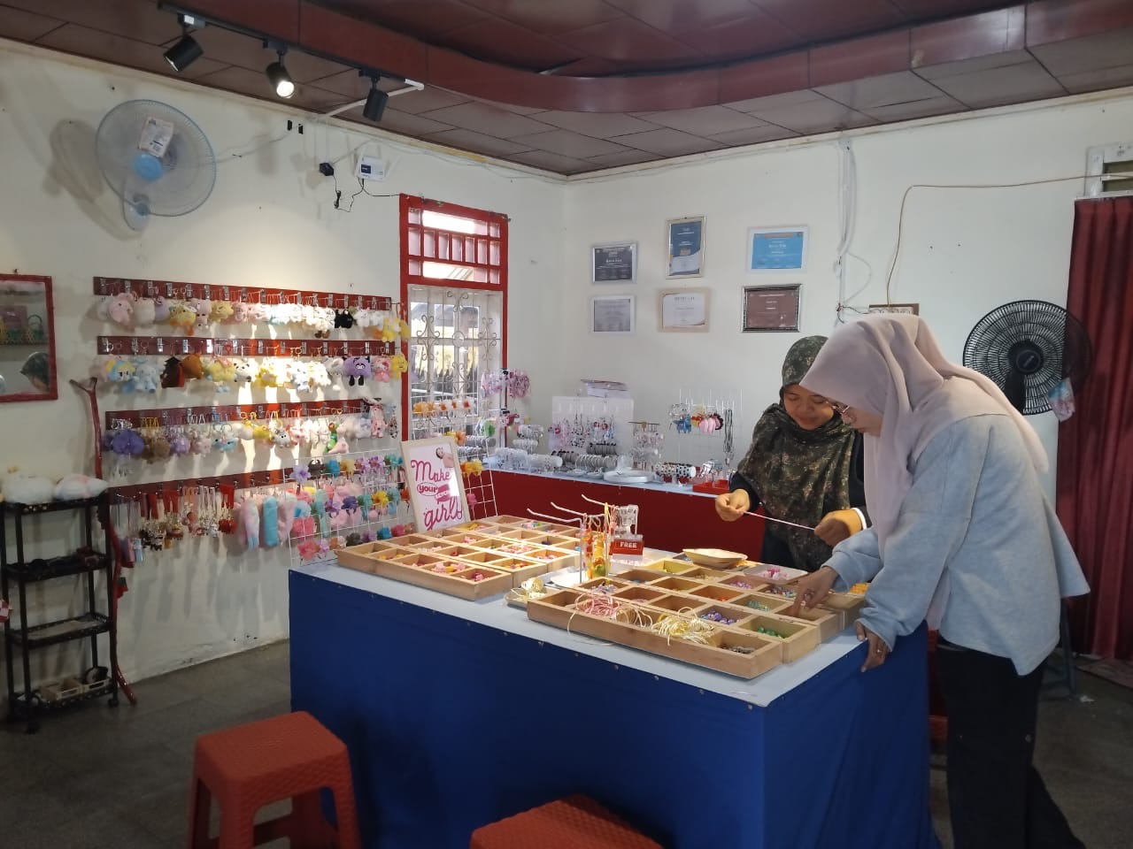 Toko Karya Kita di Kampung Bali Kota Bengkulu, Surga Belanja Pecinta K-Pop dan Aksesoris Estetik