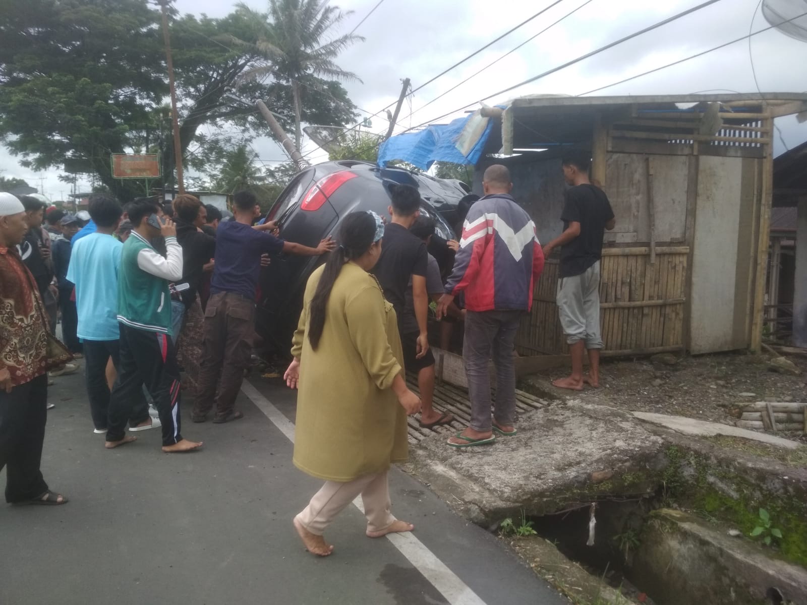 Satu Tiang PLN di Kepahiang Roboh Dihantam Mobil, Listrik Sempat Padam