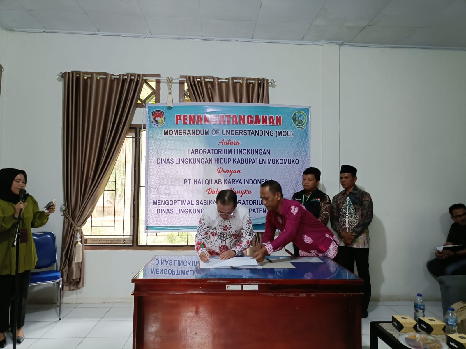 Laboratorium Lingkungan DLH Mukomuko dan PT Halqilab Karya Indonesia Teken MoU