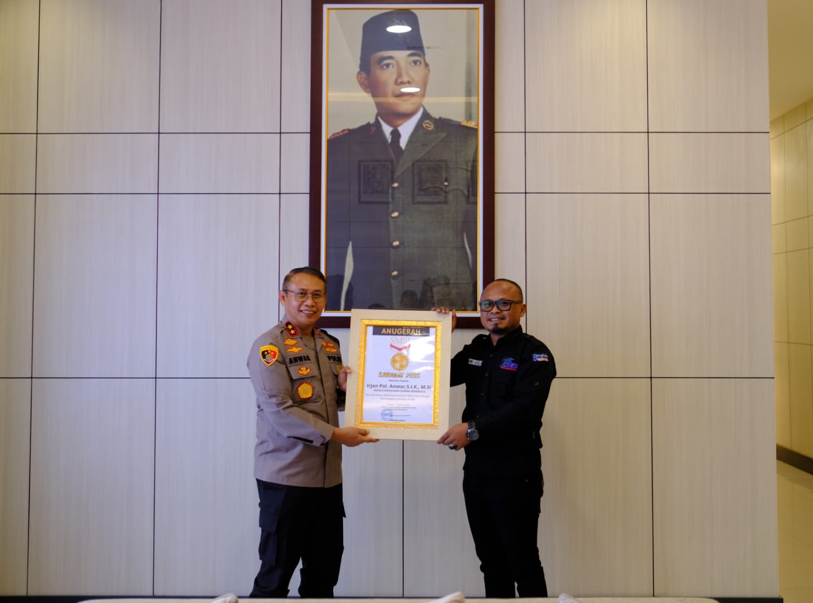 Kapolda Bengkulu Terima Anugerah Sahabat Pers dari SMSI