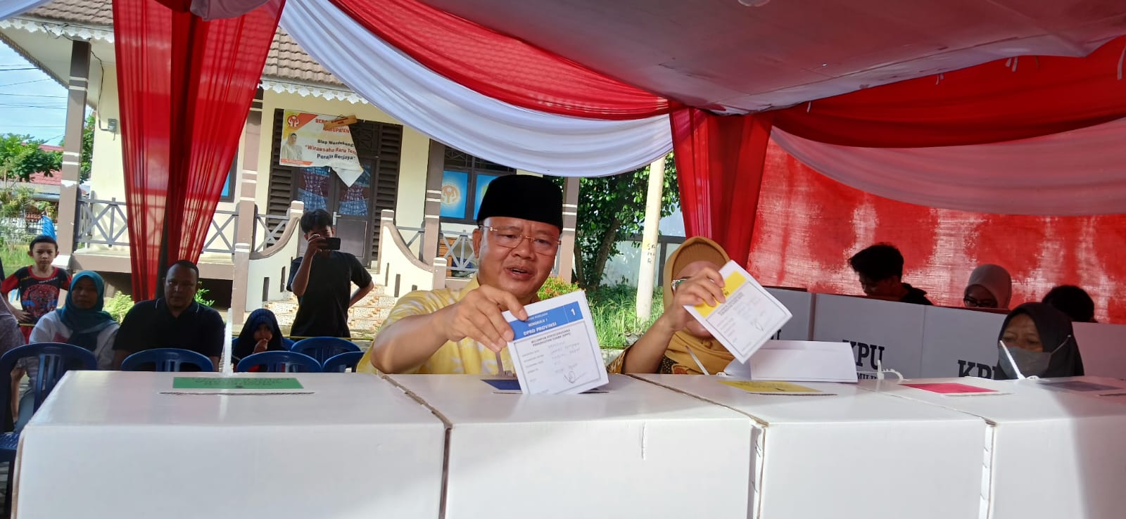 Kenakan Baju Kuning ke TPS, Kompak Gubernur Bengkulu dan Istri Coblos di Kediaman Pribadi 