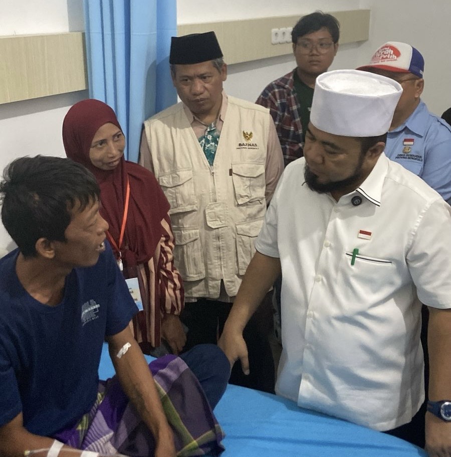 Nelayan Penolong Korban Kapal Tenggelam Dapat Hadiah Umroh dari Gubernur Helmi Hasan