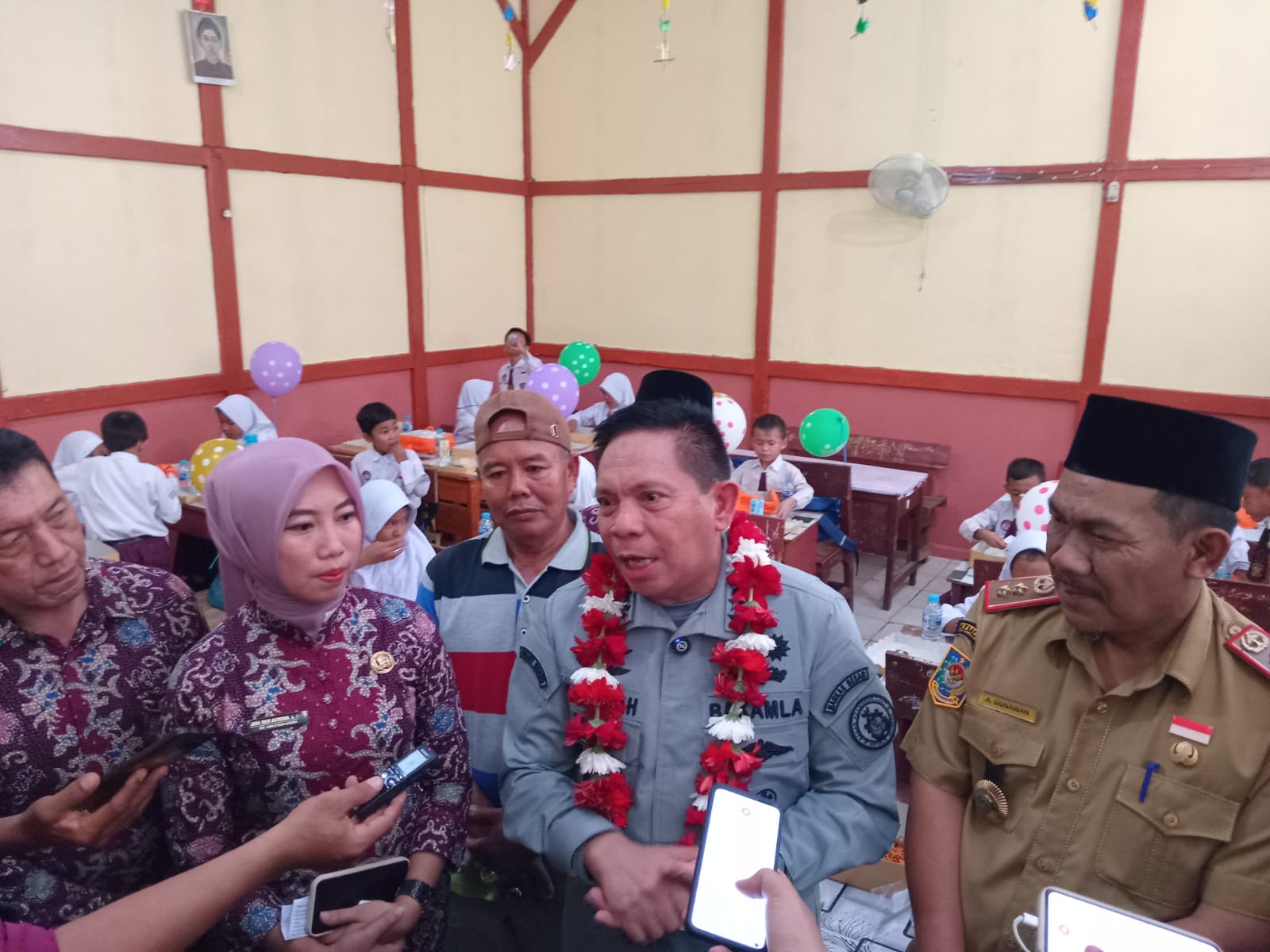 HUT ke-19, Bakamla RI Bagikan Makanan Bergizi Gratis dan Paket Bansos di SDN 4 Kota Bengkulu 