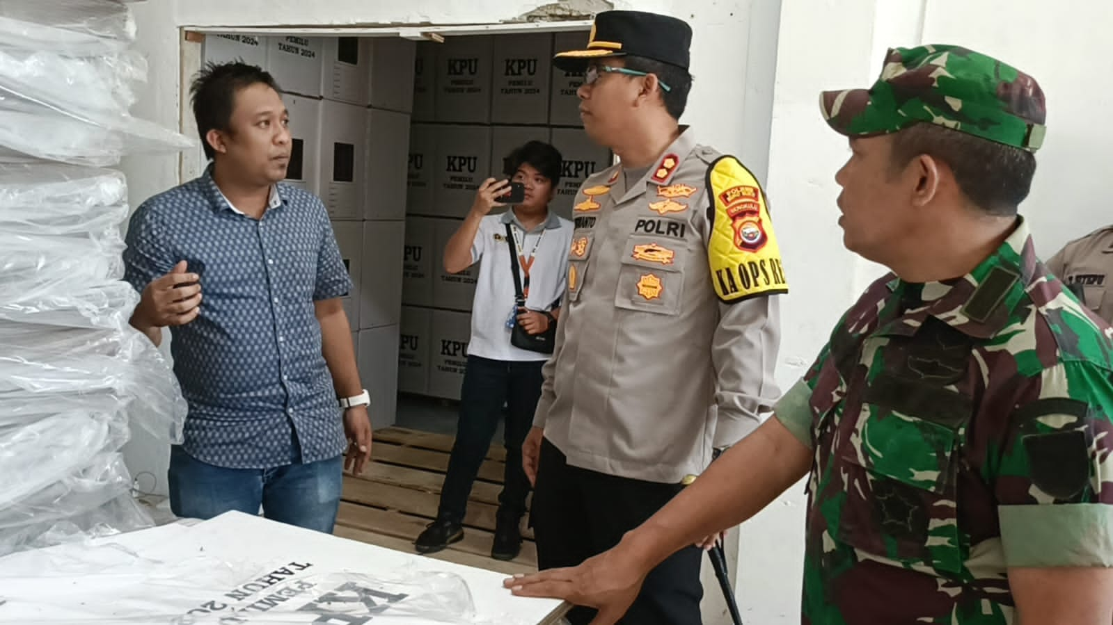 Kapolres, Dandim 0428 dan Bawaslu Provinsi Tinjau Gudang Logistik KPU Mukomuko