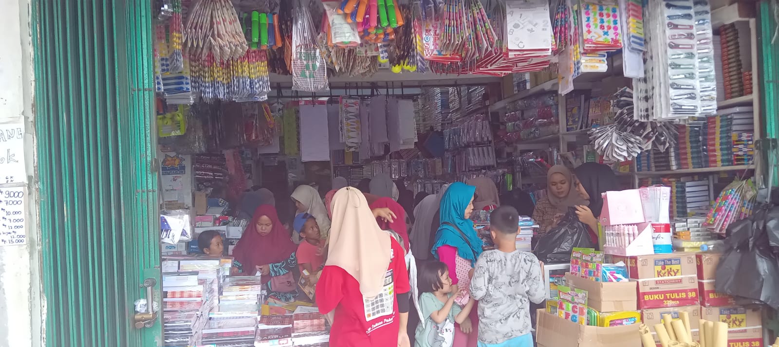 Jelang Tahun Ajaran Baru, Toko Perlengkapan Sekolah di Kota Bengkulu Diserbu Pembeli