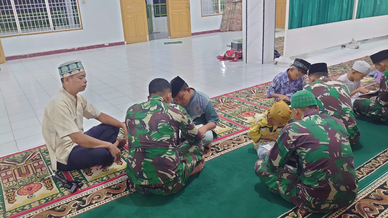 Usai Salat Berjemaah, Satgas TMMD Kodim 0407/Kota Bengkulu Ajar Anak-anak Mengaji