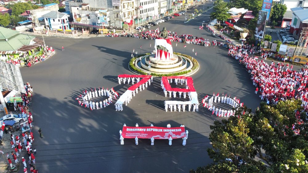 Puluhan Pelajar Bentuk Formasi 79 di Monumen Fatmawati dalam Kirab Bendera Merah Putih